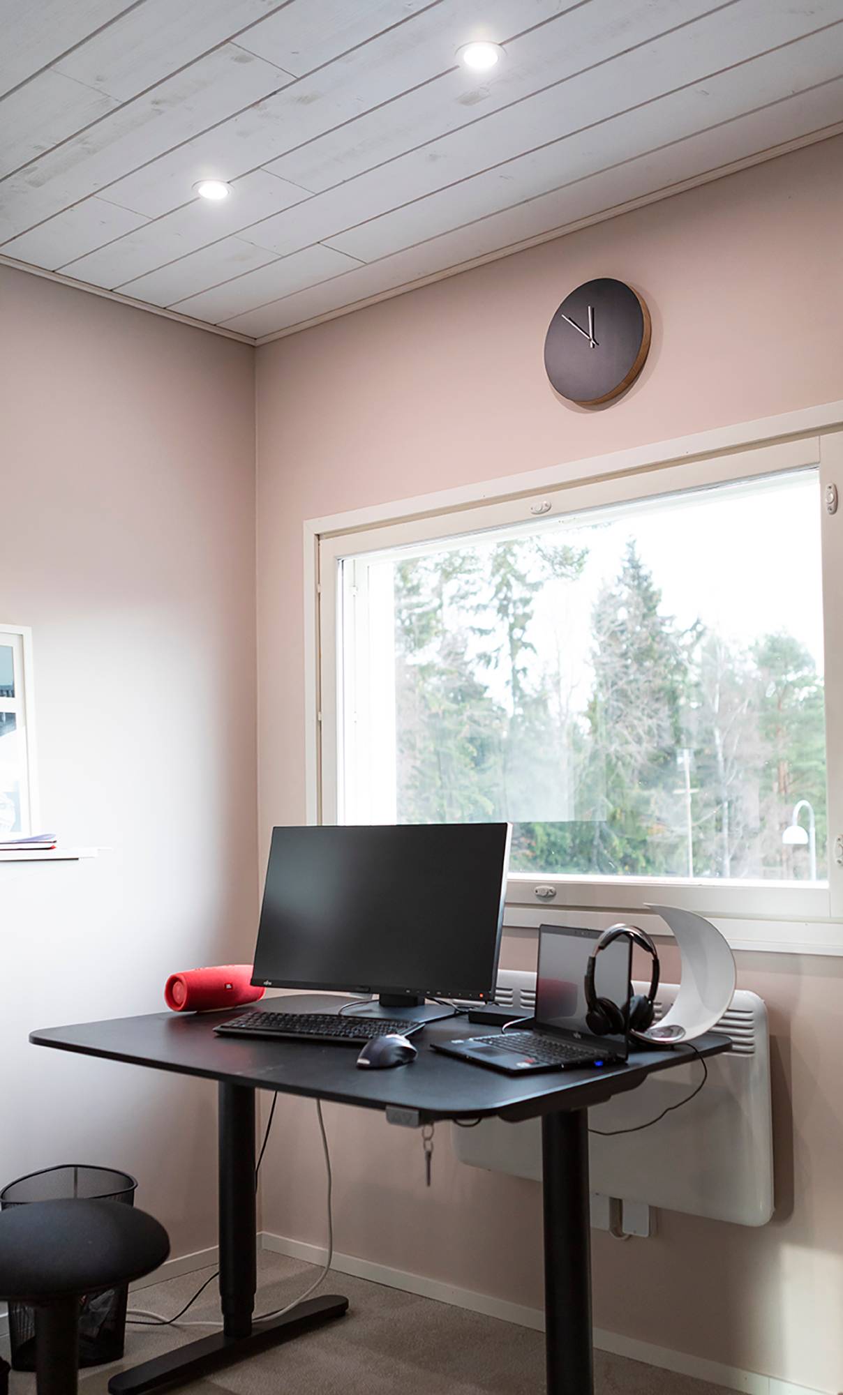 Zapuštěné stropní květináče pro osvětlení pracoviště. Ledstore.fi